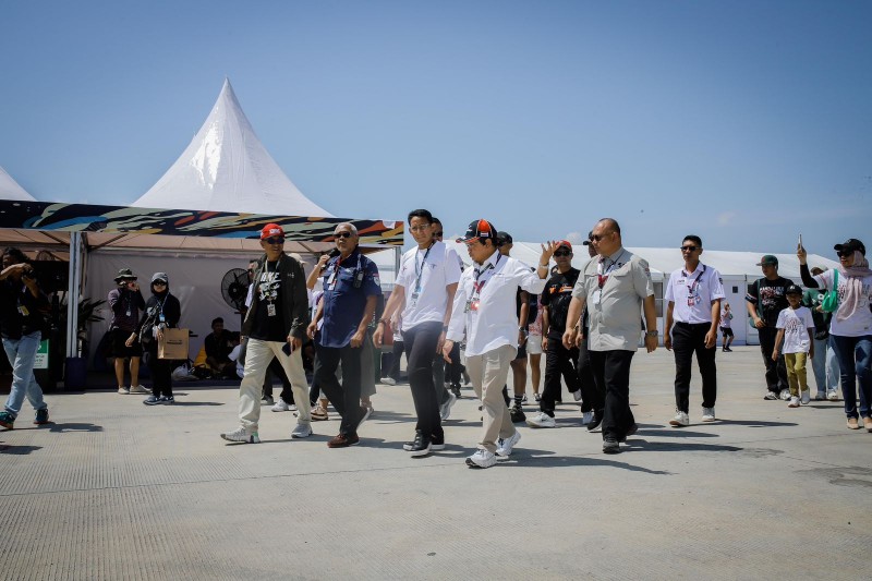 Foto Kunjungan Menteri Pariwisata dan Ekonomi Kreatif (Menparekraf), Sandiaga Salahudin Uno di Bot Stand UMKM Sirkuit Mandalika pada Jum'at (27/9/2024) (Sumber: ITDC) Foto Kunjungan Menteri Pariwisata dan Ekonomi Kreatif (Menparekraf), Sandiaga Salahudin Uno di Bot Stand UMKM Sirkuit Mandalika pada Jum'at (27/9/2024) (Sumber: ITDC)